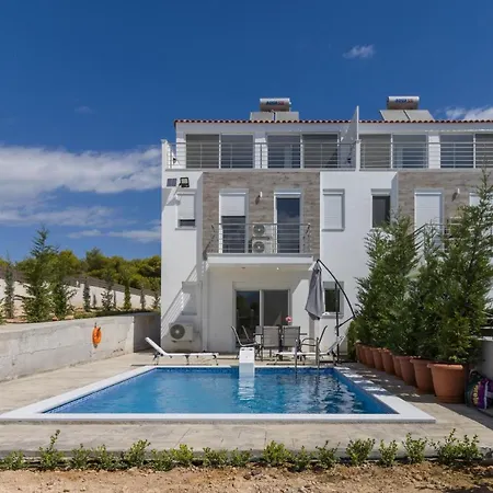 Enchanted Sunlit Retreat Vila