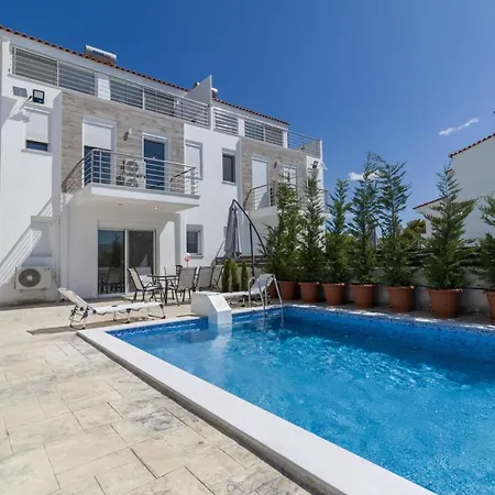 Villa Enchanted Sunlit Retreat