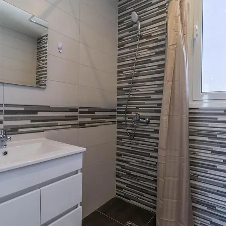 Enchanted Sunlit Retreat イスミア