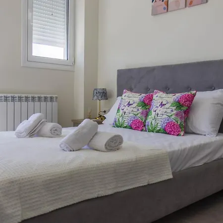 Enchanted Sunlit Retreat イスミア