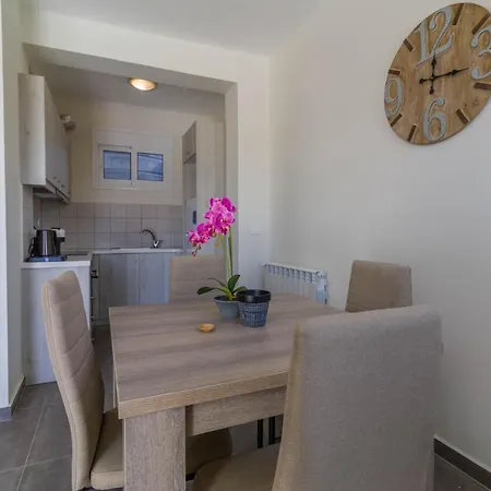 Enchanted Sunlit Retreat * Isthmia