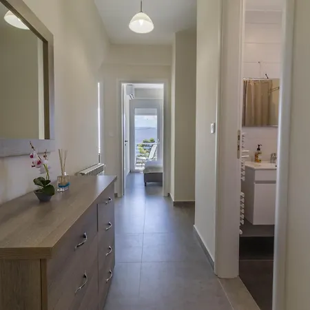 Enchanted Sunlit Retreat イスミア