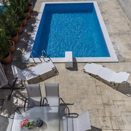 Enchanted Sunlit Retreat *