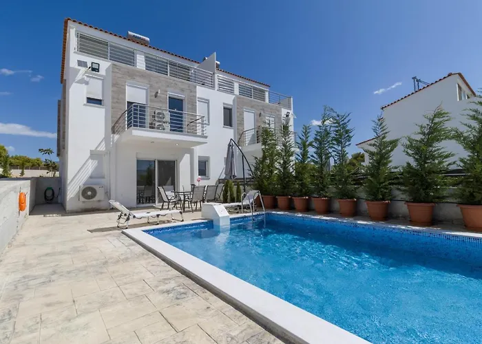 Villa Enchanted Sunlit Retreat