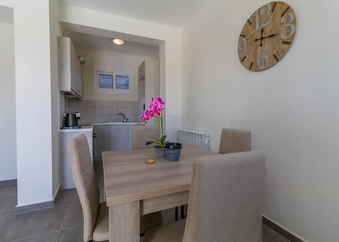 Enchanted Sunlit Retreat * Isthmia