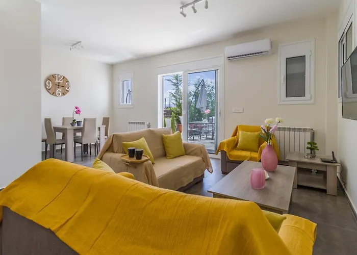 Villa Enchanted Sunlit Retreat