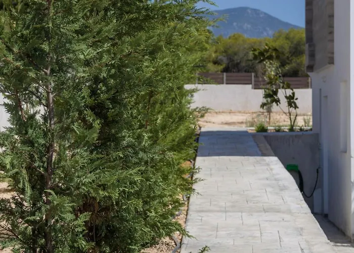 Villa Enchanted Sunlit Retreat